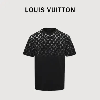 Louis Vuitton/路易威登LV 渐变满印老花印花短袖T恤 采用特定组织的30S/1*2双纱精梳棉平纹,280克.进口数码印花工艺,完美还原色彩,前幅大台版数码印花,搭配沉肩袖剪裁与颈部链条细节,释放清新闲适之风,全红外对位数 码印花,定位剪裁成衣,定制链条皮绳,独家单品,后领工艺,肩袖工艺完全相同,定制同编号水洗只为最高呈现. 颜色: 黑色 白色